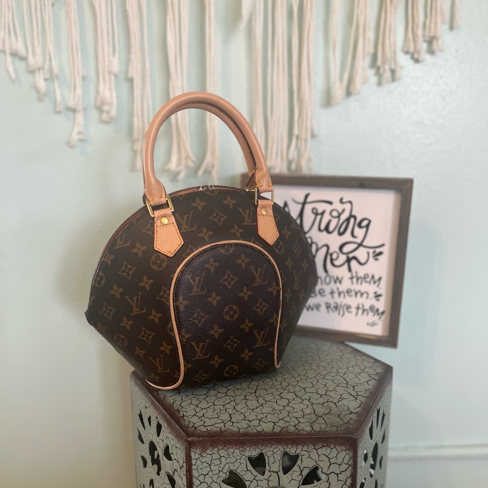Gorgeous, trendy bowler bag!